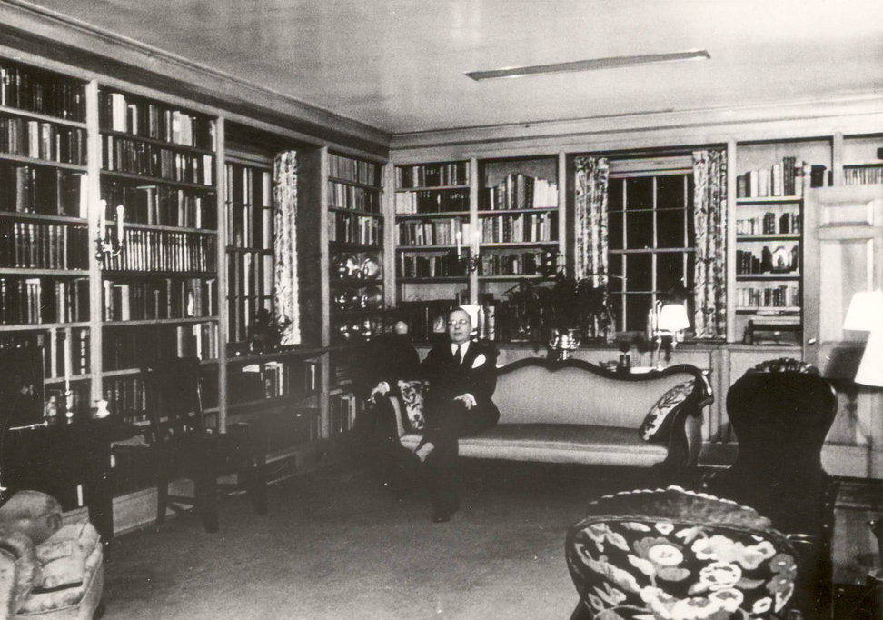 Artz in his study